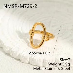Detailansicht eines goldfarbenen Edelstahlrings mit einem einzigartigen geknoteten Ovaldesign