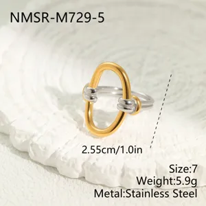 Detailansicht eines zweifarbigen Edelstahlrings mit Größen- und Gewichtsangaben