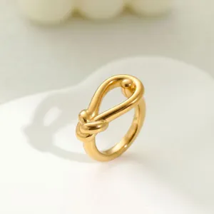 Detailaufnahme eines polierten goldenen Knotenrings, die die Handwerkskunst zeigt