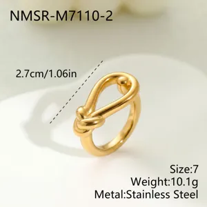 Goldener Edelstahlring mit Seilknoten-Design, Detailansicht der Textur für Damen.