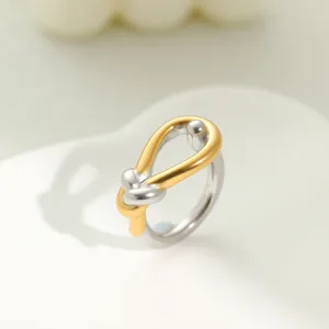 Detaillierte Nahaufnahme des zweifarbigen Knotenrings in Gold und Silber mit Glanz