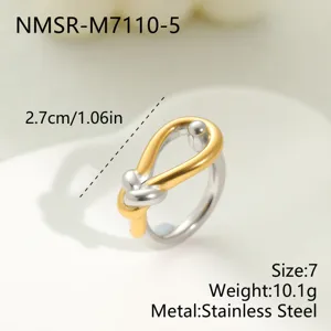 Nahaufnahme eines Edelstahl-Knotenrings in Gold und Silber mit Materialdetails
