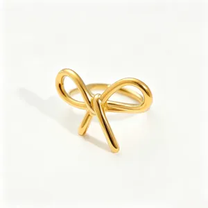 Detailansicht eines goldenen Edelstahlrings in Schleifenform mit Seilknoten-Design.