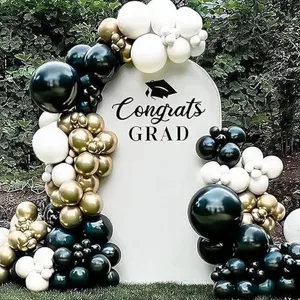 Zwart goud en wit afstudeerballonboog met U-vormige Congrats GRAD achtergronddoek