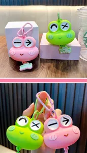 Detailansicht süßer Silikon Frosch Schlüsselanhänger in Pink und Grün für Taschen