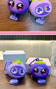 Λεπτομερής προβολή μωβ μπρελόκ squishy mangosteen με μεγάλα μάτια σε σχήμα καρδιάς