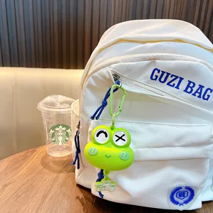 Süßer grüner Frosch Anti-Stress Schlüsselanhänger an einem weißen Rucksack