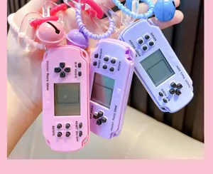 Vista dettagliata di mini portachiavi retrò per console di gioco portatili in rosa e blu