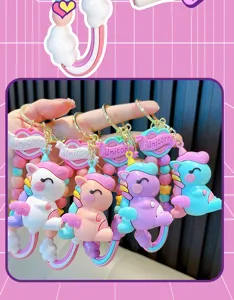 Vue détaillée de quatre porte-clés licorne colorés avec perles macaron dorées