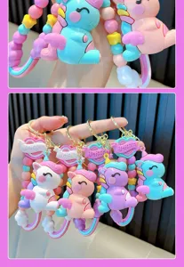 Gros plan de porte-clés licorne macaron mignons en diverses couleurs pastel pour sacs
