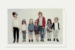 Gruppe von stylischen Kindern mit verschiedenen modischen Sonnenbrillen und Brillengestellen