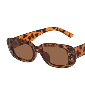 Occhiali da sole squadrati tartarugati con lenti marroni per streetwear alla moda
