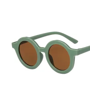 Gafas de sol modernas para niños con montura redonda en verde salvia y protección UV
