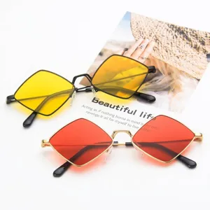 Lunettes de soleil losanges irrégulières tendance avec verres océan et monture métal.