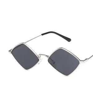 Lunettes de soleil tendance en forme de losange avec monture en métal argenté et verres foncés