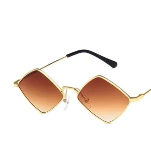 Lunettes de soleil losanges irrégulières avec monture dorée et verres dégradés marron