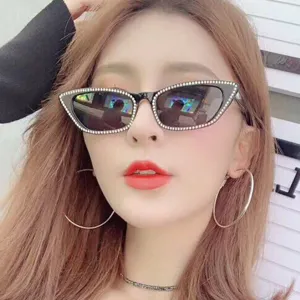 Eleganti occhiali da sole da donna cat-eye con una montatura decorata con strass