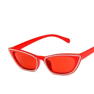 Occhiali da sole cat-eye rossi alla moda con finiture in strass e montatura piccola da donna
