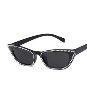 Occhiali da sole cat-eye neri da donna con finiture in strass e lenti scure alla moda
