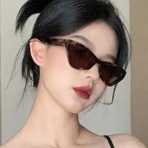 Stylish tortoiseshell cat-eye sunglasses for women with durable metal hinge design
