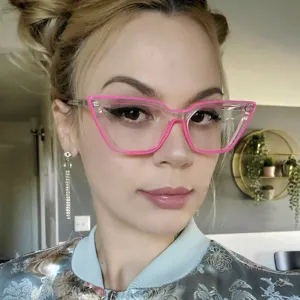 Moderne Cat-Eye-Brillenfassungen mit fluoreszierenden rosa Akzenten an einem Modell