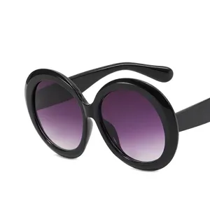 Occhiali da sole rotondi rétro oversize con lenti sfumate viola e montatura nera