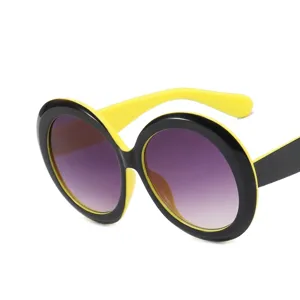 Occhiali da sole rotondi oversize retrò con montatura giallo nero e lenti sfumate viola