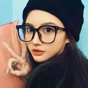 Nahaufnahme einer modischen quadratischen TR90-Brille mit großem Rahmen bei einer Frau