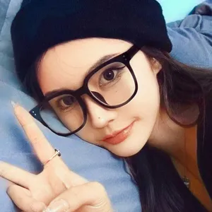 Modische schwarze quadratische TR90-Brille im Oversized-Look, getragen von einem Model