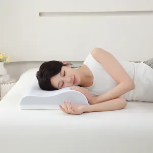 Primer plano de una mujer durmiendo en una almohada ergonómica de espuma viscoelástica