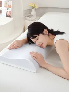 Primer plano de mujer usando una almohada ergonómica de espuma viscoelástica blanca