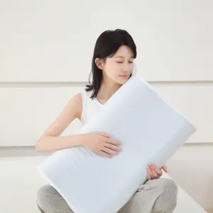 Primer plano de una almohada de espuma viscoelástica para el soporte del cuello