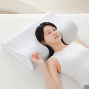 Mujer asiática durmiendo plácidamente en una almohada ergonómica de espuma blanca