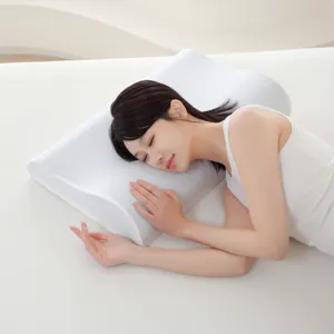 Mujer asiática durmiendo en almohada ergonómica de espuma viscoelástica blanca
