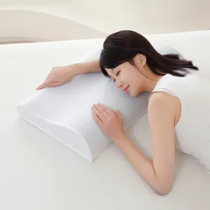 Modelo recostada en almohada ergonómica de espuma viscoelástica para soporte de cuello.
