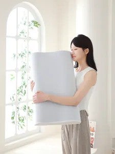 Mujer abrazando una gran almohada ergonómica de espuma viscoelástica para el cuello