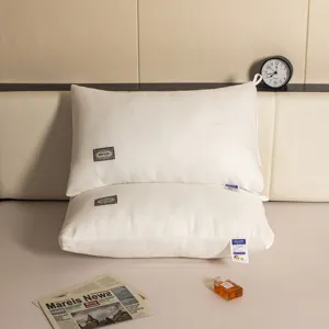 Detalle de almohada de hotel blanca con elegante textura trenzada