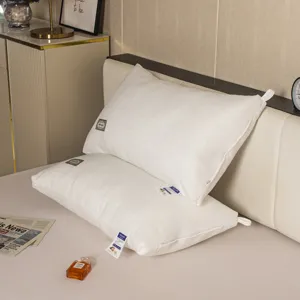 Detalle de almohada blanca con patrón de espiga para soporte cervical de calidad de hotel