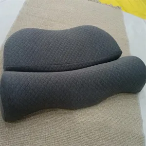 Vista detallada de la almohada de espuma viscoelástica gris con forma de mariposa acolchada