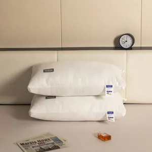 Vista detallada de dos almohadas de hotel blancas con textura jacquard trenzada única