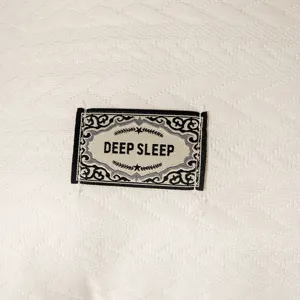 Detalle de primer plano de la tela jacquard blanca de la almohada con etiqueta Deep Sleep