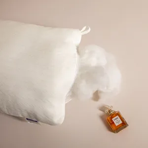 Primer plano de almohada blanca de hotel con textura espigada y relleno suave