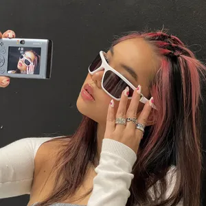 Modische Y2K-Sonnenbrille mit weißem Rahmen für Damen im angesagten Streetwear-Look
