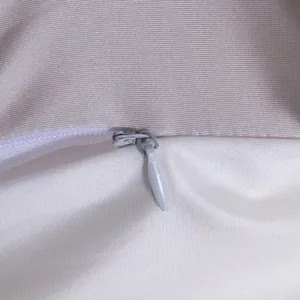 Detalle de cerca de la cremallera invisible suave en la funda de almohada de espuma