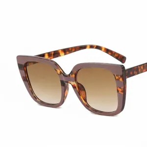 Square tortoiseshell frame sunglasses with brown gradient lenses for a vintage look.