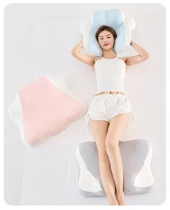 Modelo asiática demostrando almohadas ergonómicas multifuncionales para apoyo de cuello y piernas.