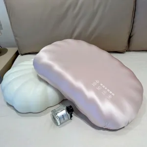 Detalle de una almohada de espuma viscoelástica bio rosa con forma de concha suave