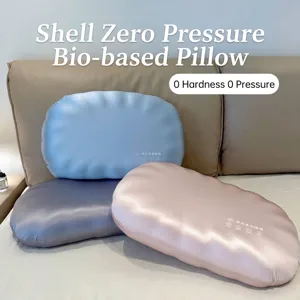 Primer plano de almohadas ergonómicas de espuma viscoelástica de base biológica en forma.