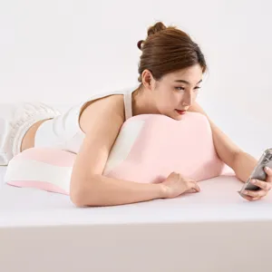 Almohada ergonómica rosa y blanca para apoyo de cuello al usar el móvil en cama