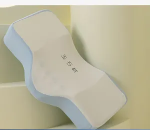 Primer plano del almohada ergonómica de espuma viscoelástica con piedra de jade